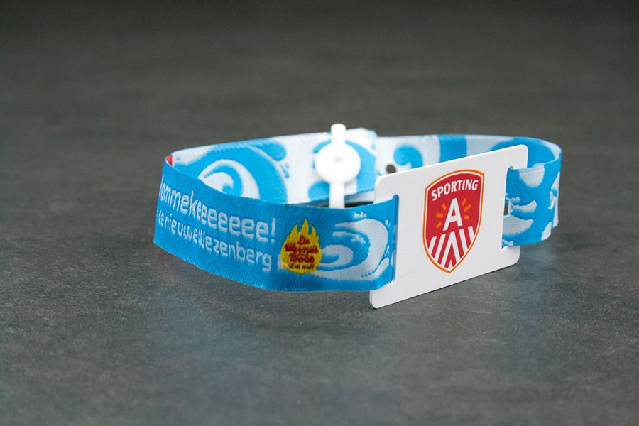 geweven polsbandjes voor Sporting Antwerpen met een pvc pasje met opdruk (prijs op aanvraag)